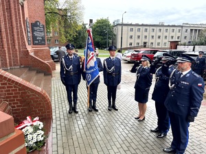 Umundurowani policjanci oraz kadeci ze szkoły mundurowej podczas uroczystej mszy świętej w kościele.
