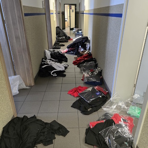 Produkty z podrobionymi znakami towarowymi na korytarzu.