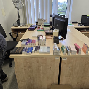 Produkty z podrobionymi znakami towarowymi na biurku.