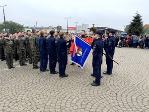 Umundurowani funkcjonariusze służb mundurowych, kadeci, władze miasta i parlamentarzyści oraz mieszkańcy Dąbrowy Górniczej i bliscy ślubujących podczas Dnia Ślubowania przed PKZ Dąbrowa Górnicza.