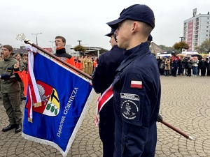 Umundurowani funkcjonariusze służb mundurowych, kadeci, władze miasta i parlamentarzyści oraz mieszkańcy Dąbrowy Górniczej i bliscy ślubujących podczas Dnia Ślubowania przed PKZ Dąbrowa Górnicza.