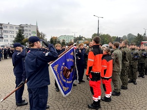 Umundurowani funkcjonariusze służb mundurowych, kadeci, władze miasta i parlamentarzyści oraz mieszkańcy Dąbrowy Górniczej i bliscy ślubujących podczas Dnia Ślubowania przed PKZ Dąbrowa Górnicza.