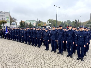 Umundurowani funkcjonariusze służb mundurowych, kadeci, władze miasta i parlamentarzyści oraz mieszkańcy Dąbrowy Górniczej i bliscy ślubujących podczas Dnia Ślubowania przed PKZ Dąbrowa Górnicza.
