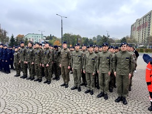 Umundurowani funkcjonariusze służb mundurowych, kadeci, władze miasta i parlamentarzyści oraz mieszkańcy Dąbrowy Górniczej i bliscy ślubujących podczas Dnia Ślubowania przed PKZ Dąbrowa Górnicza.