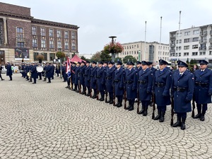 Umundurowani funkcjonariusze służb mundurowych, kadeci, władze miasta i parlamentarzyści oraz mieszkańcy Dąbrowy Górniczej i bliscy ślubujących podczas Dnia Ślubowania przed PKZ Dąbrowa Górnicza.