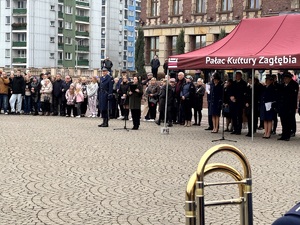 Umundurowani funkcjonariusze służb mundurowych, kadeci, władze miasta i parlamentarzyści oraz mieszkańcy Dąbrowy Górniczej i bliscy ślubujących podczas Dnia Ślubowania przed PKZ Dąbrowa Górnicza.