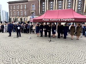 Umundurowani funkcjonariusze służb mundurowych, kadeci, władze miasta i parlamentarzyści oraz mieszkańcy Dąbrowy Górniczej i bliscy ślubujących podczas Dnia Ślubowania przed PKZ Dąbrowa Górnicza.