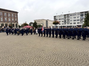 Umundurowani funkcjonariusze służb mundurowych, kadeci, władze miasta i parlamentarzyści oraz mieszkańcy Dąbrowy Górniczej i bliscy ślubujących podczas Dnia Ślubowania przed PKZ Dąbrowa Górnicza.