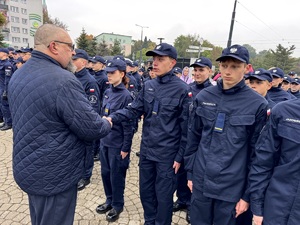 Umundurowani funkcjonariusze służb mundurowych, kadeci, władze miasta i parlamentarzyści oraz mieszkańcy Dąbrowy Górniczej i bliscy ślubujących podczas Dnia Ślubowania przed PKZ Dąbrowa Górnicza.