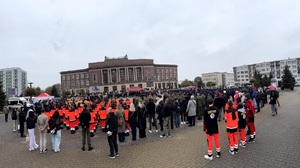 Umundurowani funkcjonariusze służb mundurowych, kadeci, władze miasta i parlamentarzyści oraz mieszkańcy Dąbrowy Górniczej i bliscy ślubujących podczas Dnia Ślubowania przed PKZ Dąbrowa Górnicza.