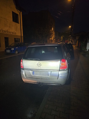 Samochód osobowy stojący zaparkowany na ulicy