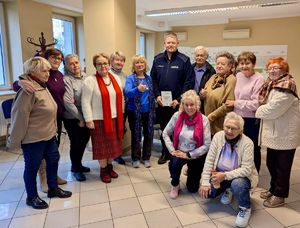 Na zdjęciu widać Policjanta oraz seniorów