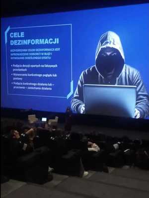 Na zdjęciach widać prelegentów oraz uczestników