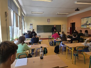 Na zdjęciu widać policjanta oraz młodzież.