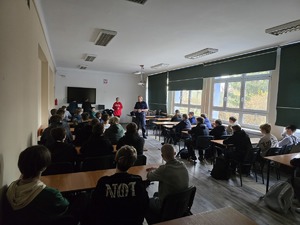 Na zdjęciu widać policjanta oraz młodzież.