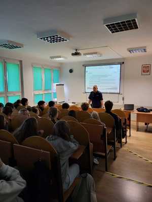 Na zdjęciu widać policjanta oraz młodzież.