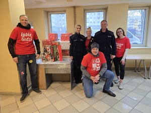 Na zdjęciu widać policjantów oraz wolontariuszy Szlachetnej Paczki