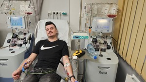 Na zdjęciu widać policjanta o którego pobierany jest szpik.