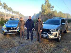 Na zdjęciu widać funkcjonariusza policji wraz z Strażą Leśną.