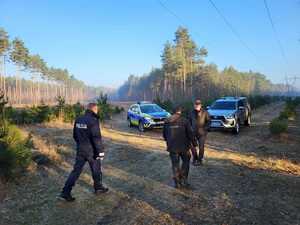 Na zdjęciu widać funkcjonariusza policji wraz z Strażą Leśną.