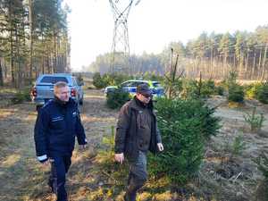 Na zdjęciu widać funkcjonariusza policji wraz z Strażą Leśną.