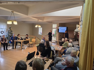 Na zdjęciu widać prelegentów oraz seniorów.