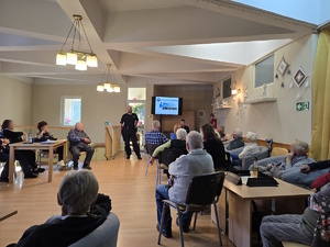 Na zdjęciu widać prelegentów oraz seniorów.