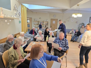 Na zdjęciu widać prelegentów oraz seniorów.