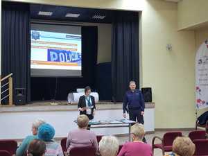 Na zdjęciu widać prelegentów oraz seniorów.