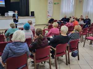 Na zdjęciu widać prelegentów oraz seniorów.