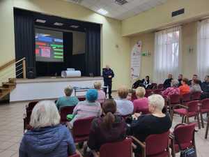 Na zdjęciu widać prelegentów oraz seniorów.