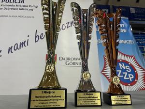 Na zdjęciu widać puchary.