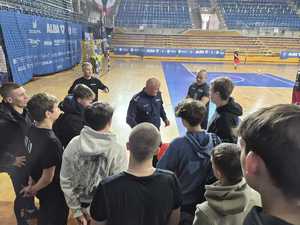 Na zdjęciu widać ludzi biorących udział w turnieju.