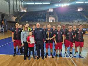 Na zdjęciu widać ludzi biorących udział w turnieju.