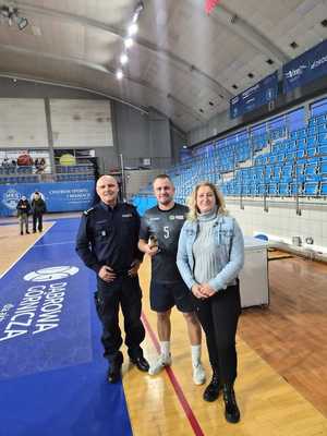 Na zdjęciu widać ludzi biorących udział w turnieju.