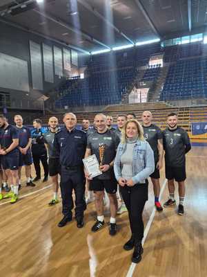 Na zdjęciu widać ludzi biorących udział w turnieju.