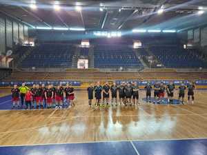 Na zdjęciu widać ludzi biorących udział w turnieju.