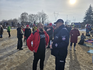 Na zdjęciu widać osoby podczas zbiórki WOŚP