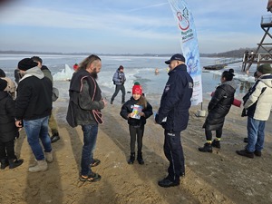 Na zdjęciu widać osoby podczas zbiórki WOŚP