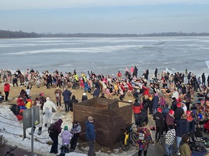 Na zdjęciu widać osoby podczas zbiórki WOŚP
