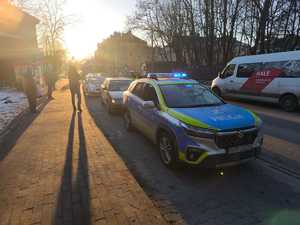 Na zdjęciu widać radiowóz i pojazd którym poruszał się nietrzeźwy kierujący.