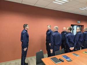 Na zdjęciu widać Policjantów oraz osoby biorące udział w odprawie.