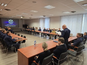 Na zdjęciu widać Policjantów oraz osoby biorące udział w odprawie.