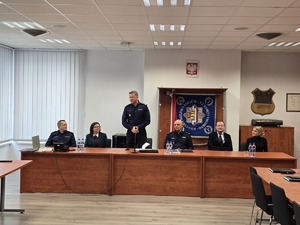 Na zdjęciu widać Policjantów oraz osoby biorące udział w odprawie.