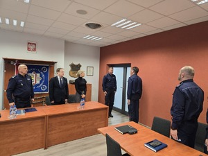 Na zdjęciu widać Policjantów oraz osoby biorące udział w odprawie.