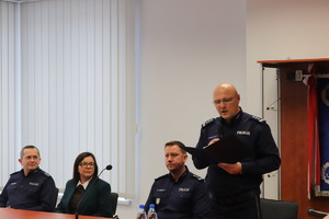 Na zdjęciu widać Policjantów oraz osoby biorące udział w odprawie.
