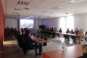 Na zdjęciu widać Policjantów oraz osoby biorące udział w odprawie.