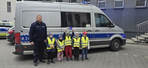 Na zdjęciu widzimy policjanta i osoby odwiedzające Komendę Miejską Policji