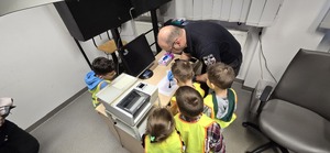 Policjant pokazuje dzieciom jak zbierać odciski palców