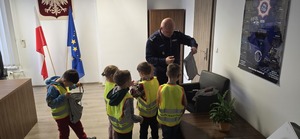 policjant i pięcioro dzieci w pomieszczeniu komendy